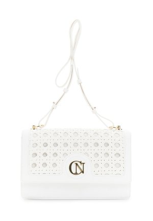 Bílá kabelka s perforovaným designem, zlatým logem a nastavitelním popruhem. Má hladký povrch a strukturovaný obdélníkový tvar.