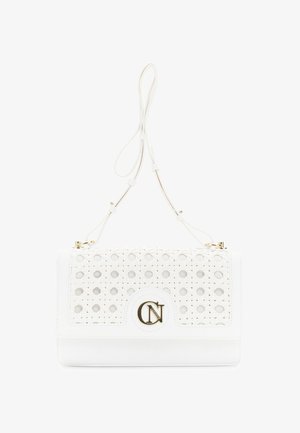 Valkoinen käsilaukku, jossa on reikämuotoilu, kultainen logo-akkentti ja säädettävä hihna. Sen pinta on sileä ja muoto on oikeakulmainen.