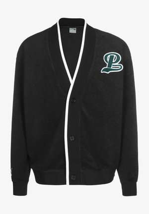 Černý kardigan vyrobený z měkké látky, s výstřihem do V, bílým lemem, zapínáním na knoflíky a zeleným vyšitým logem "P" na levé hrudi.