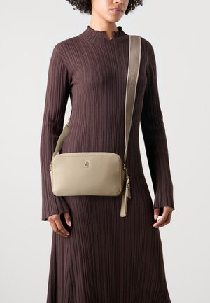 Tommy Hilfiger MONOTYPE CAMERA BAG SET - Umhängetasche - beige