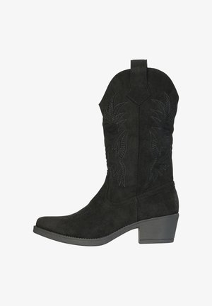Czarny kowbojski but z zamszu do połowy łydki z haftowanymi wzorami płomieni, paskiem do ściągania, zaokrąglonym noskiem i piętą na obcasie.