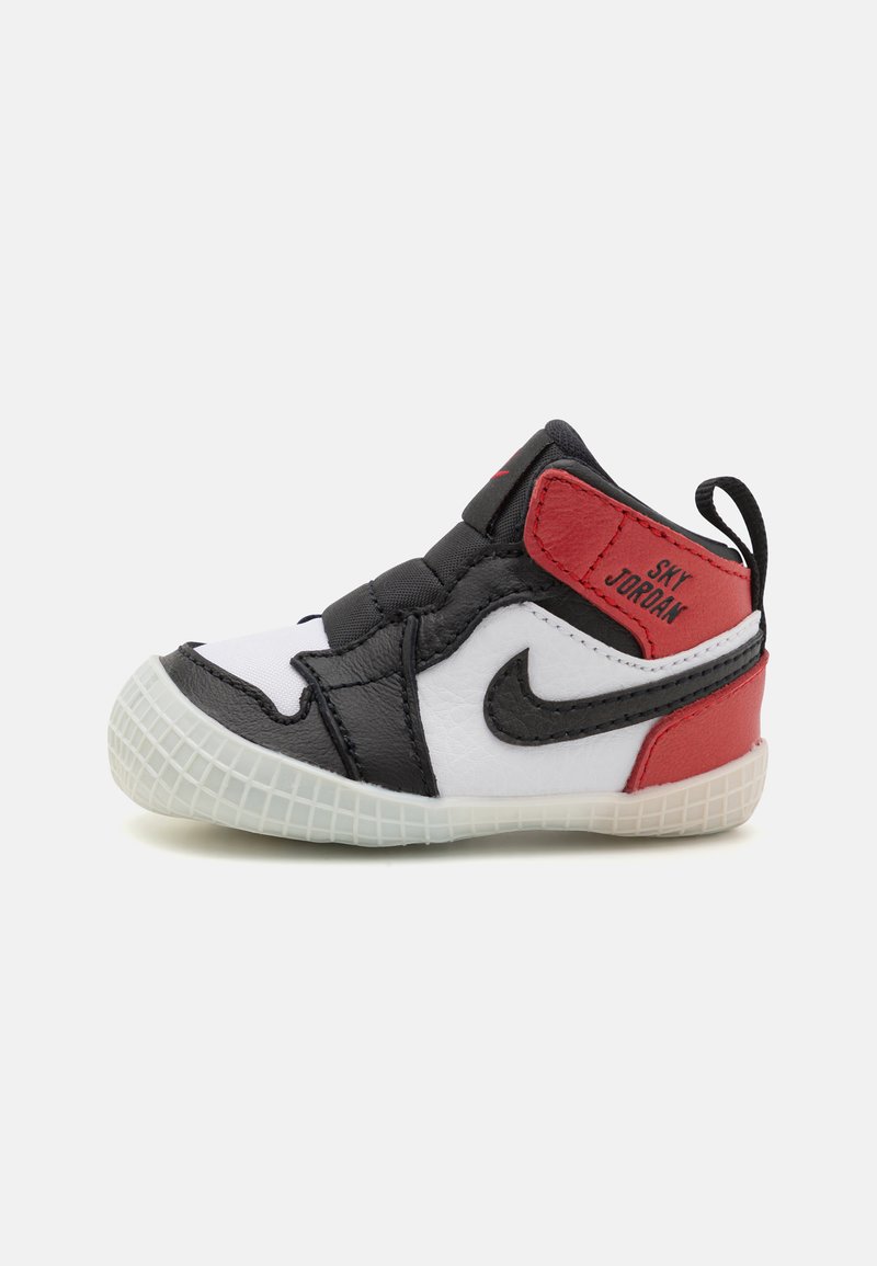 Høy-top sneakers i svart, hvitt og rødt lær. Har rund tå, teksturert overflate, elastiske lisser og gummisåle med rutenettmønster.