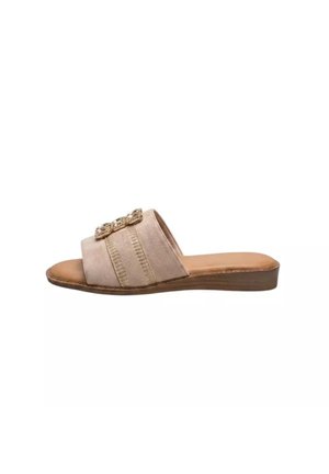 Sandalo slip-on in camoscio beige con tacco a zeppa basso marrone e fibbia decorativa con strass su fascetta larga che attraversa il piede.
