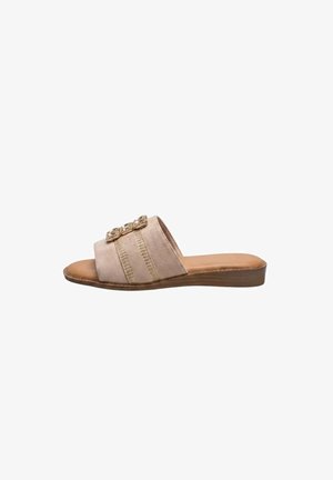 Sandalo slip-on in camoscio beige con tacco a zeppa basso marrone e fibbia decorativa con strass su fascetta larga che attraversa il piede.