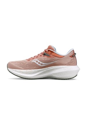 Scarpa da corsa rosa chiaro con tomaia in rete, intersuola bianca, suola texturizzata e sottili accenti grigi. Presenta un sistema di allacciatura e un tallone rinforzato.
