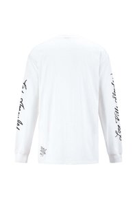Weißes Langarm-T-Shirt mit schwarzem Text an beiden Ärmeln und einem kleinen Logosymbol nahe dem unteren Saum. Hergestellt aus weichem Stoff.