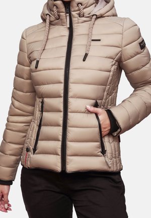 Beige polstret jakke med hætte, der har en frontlynlås, sorte detaljer og sidelommer. Letvægtig med quiltet teksturdesign.