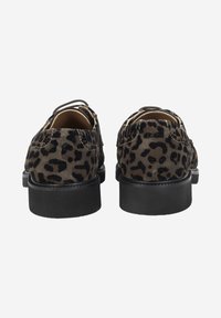 Chaussures en suède à motif léopard avec une semelle en caoutchouc noir basse. Présentent un dos arrondi et des lacets, conçues pour un look ajusté.