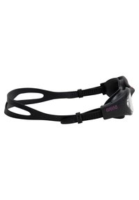 Gafas de natación negras con una correa de goma flexible, lentes anchos y lados texturizados. Nombre de la marca "arena" en morado en el lateral.