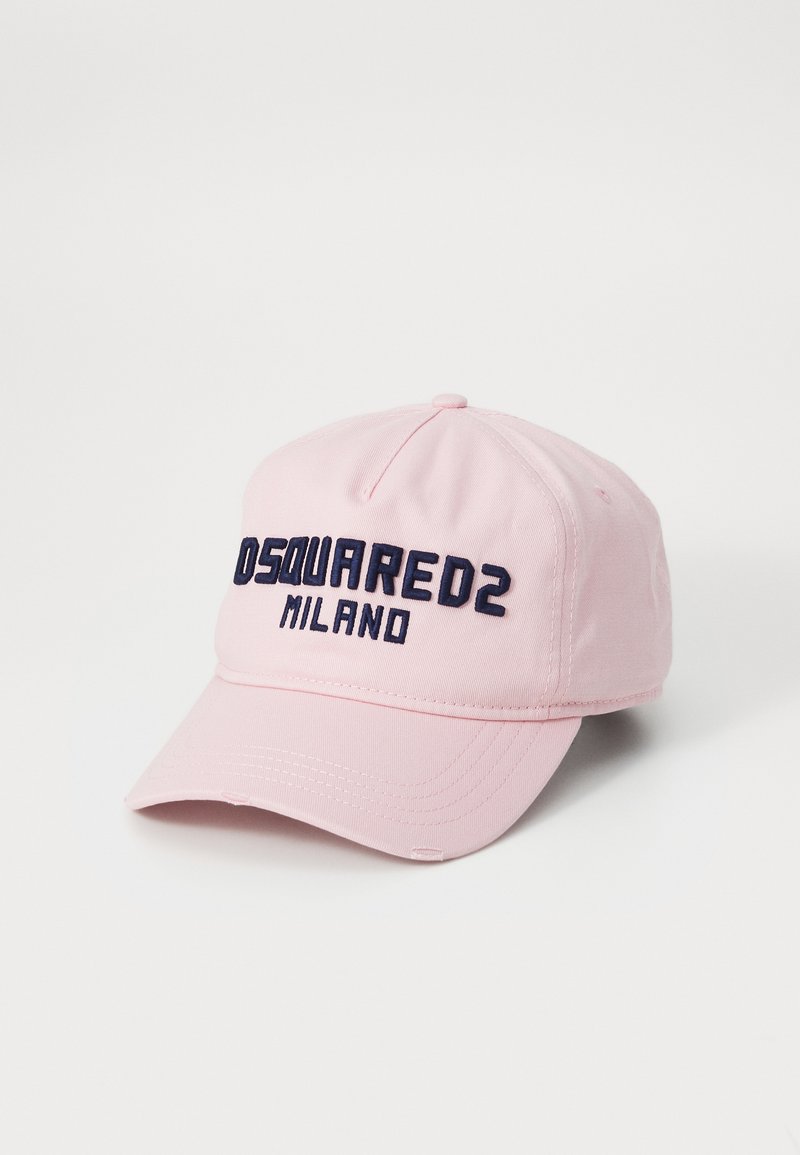 Casquette de baseball rose clair en coton, ornée d'un logo brodé en bleu marine "DSQUARED2 MILANO" à l'avant. Visière courbée, sangle ajustable.