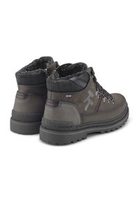 Szare buty trekkingowe o teksturowanym wykończeniu, z kołnierzem z sztucznego futra, metalowymi oczkami i solidną gumową podeszwą. Wyróżniają się logo oraz kontrastowymi akcentami.