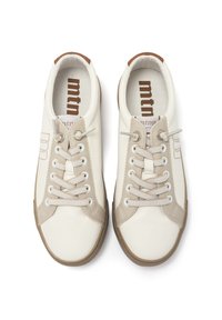 Zapatillas de cuero blancas con acentos beige, punta redonda y diseño de cordones. Logo interior marrón visible en la plantilla. Suela de goma.