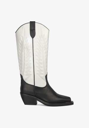 Stivali da cowboy in bianco e nero realizzati in pelle, con punta affusolata, tacco a blocco angolato e motivi decorativi cuciti sul gambale.