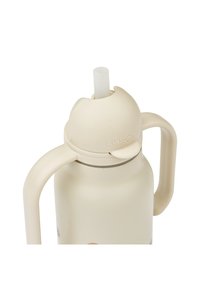 Bež plastična boca za vodu sa zaobljenim čepom, dvije ručke i slamkom. Ima glatku teksturu i suptilni reljefni logo.