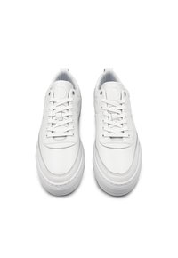 Witte leren sneakers met platte veters, een gewatteerde kraag en een texturele rubberen zool. Heeft een minimalistisch ontwerp en subtiele branding op de tong.