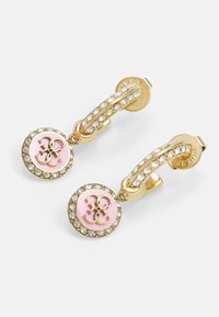Gulløreringer med rosa emalje sirkulære hengende elementer, omgitt av klare krystaller. Designet har en stilisert logo og en teksturert kjede.