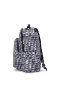 Svart och vit mönstrad ryggsäck med två framsydda dragkedjefickor, justerbara remmar och ett handtag på toppen. Strukturerad tyg med en vågig design.