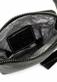 Malá černá kožená taška s texturou a zipovým uzávěrem, s šedou podšívkou a přihrádkou na karty. Viditelný jemný vzor značky.