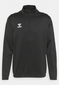 Sort langærmet sweatshirt med lynlåskrave, prydet med et hvidt logo på brystet og teksturerede sidekanter. Blødt, strækbart materiale.