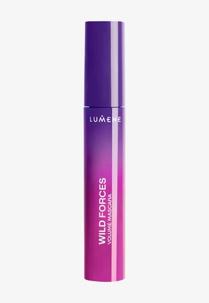 Tubetto di mascara volumizzante Lumene Wild Forces con gradiente viola e testo bianco su uno sfondo grigio chiaro uniforme.
