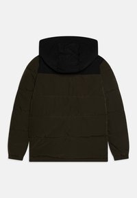 Giacca a vento con cappuccio, realizzata in tessuto verde scuro con accenti neri, design trapuntato e polsini elasticizzati.