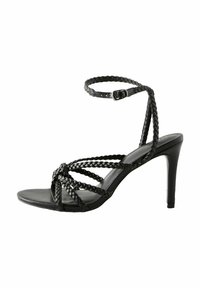Sandalette nera con tacco alto, dotata di cinture intrecciate e di una cinghia alla caviglia regolabile. Texture liscia con punta affusolata e tacco a stiletto di 10 cm.