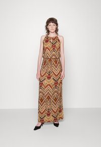 Maxikleid aus leichtem Stoff, mit einem mehrfarbigen Zickzackmuster in Braun-, Rot- und Gelbtönen, ausgestattet mit einem Halterdesign.