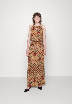 Robe maxi en tissu léger, présentant un motif en chevrons multicolores dans des nuances de brun, rouge et jaune, avec un design à col bateau.