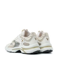 Weiße und beige Sportschuhe aus Mesh- und Synthetikmaterial, mit einem strukturierten Design, gepolsterter Sohle und reflektierenden Akzenten.