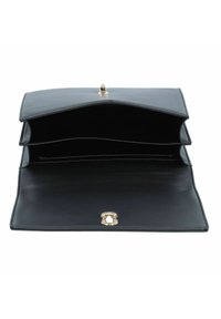 Borsa a tracolla in pelle nera con una superficie liscia, dotata di tre scomparti e chiusura in metallo dorato. L'interno è sfoderato e spazioso.