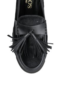 Czarny but z fakturowaną cholewką, gładką skórzaną taśmą i dwoma skórzanymi frędzlami. Zaokrąglony kształt z grubą gumową podeszwą.