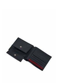 Cartera de cuero negro con dos compartimentos, cierre a presión, múltiples espacios para tarjetas y un acento rojo contrastante en el interior. Textura suave, forma rectangular.