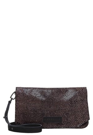 Bolso de mano pequeño de piel marrón oscuro texturizada con cierre de solapa y correa negra desmontable, forma rectangular.