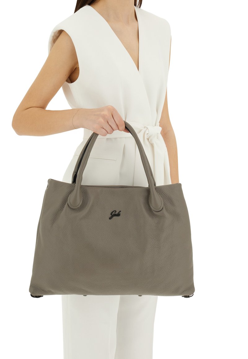 Borsa tote in pelle grigia con una texture a ciottoli, dotata di due manici arrotondati e di un logo discreto. Il design è spazioso e strutturato.