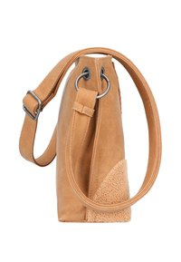 Bolso de imitación de cuero color beige con un acento de tela texturizada del mismo tono, una correa circular y herrajes en plata, que cuenta con un cierre superior ajustable y una forma angular.