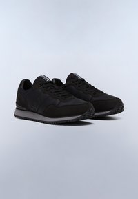 Scarpe sportive nere con un mix di camoscio e materiali sintetici, design con lacci, suole testurizzate e un logo sulla linguetta.