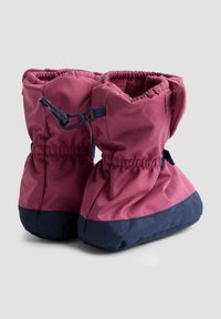 Stivaletti invernali per bambini di colore bordeaux con fondo blu navy. Presentano arricciature alla caviglia, aperture elastiche e una suola testurizzata per una buona aderenza.
