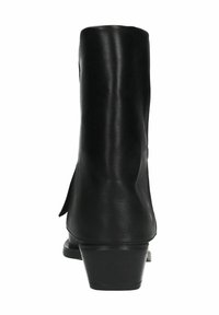 Stivale alla caviglia in pelle nera con una consistenza liscia, punta affusolata e tacco basso. Presenta un piccolo taglio sul retro.