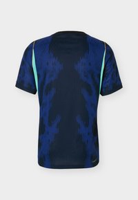 Σκούρο μπλε αθλητικό μπλουζάκι με κοντά μανίκια, κατακόρυφες ρίγες και αφηρημένα μοτίβα σε ανοιχτό μπλε και πράσινους πλαϊνούς πίνακες.