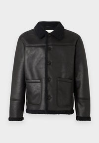 Schwarze Lederjacke mit Kragen, vier vorderen Knöpfen, zwei Taschen und einem strukturierten Lammfellbesatz an den Ärmelbündchen und dem Saum.