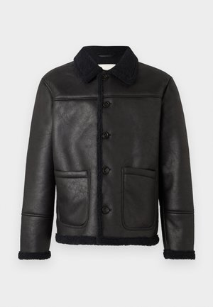 Veste en cuir noir avec un col, quatre boutons sur le devant, deux poches et une bordure en shearling texturé le long des poignets et de l'ourlet.
