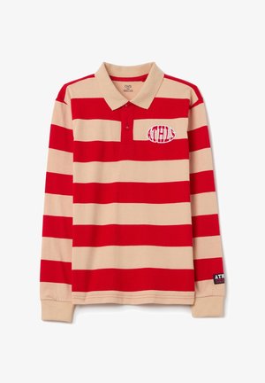 Polo a maniche lunghe a righe in rosso e beige, con colletto, pattina con tre bottoni e logo ricamato "ATHL" sul petto.