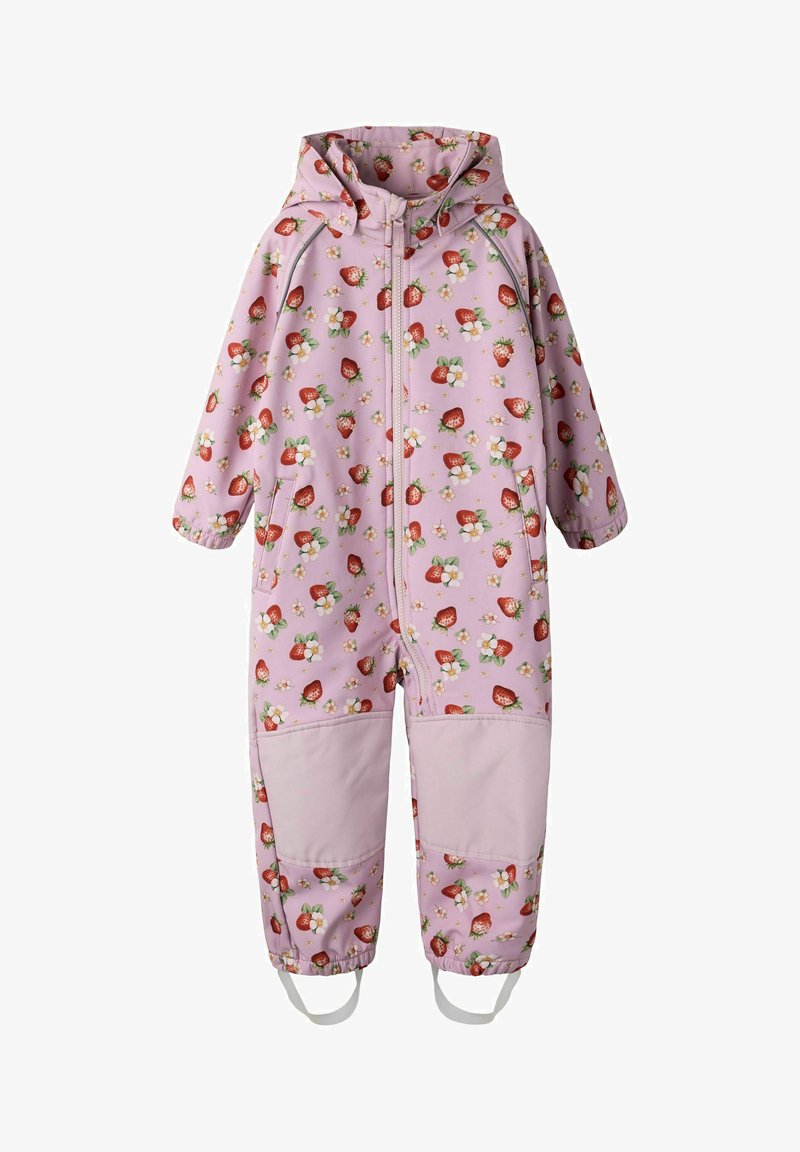 Ροζ αδιάβροχη ολόσωμη φόρμα με σχέδιο φράουλα και λουλούδι, με ενσωματωμένη κουκούλα, κλείσιμο με φερμουάρ και ελαστικά μανσέτες και λουράκια ποδιών.