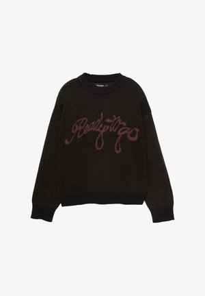 Dunkelbrauner Strickpullover mit gerippten Bündchen und Saum, mit der Aufschrift "Bereit zum Gehen" in roter, geschwungener Schrift auf der Brust.