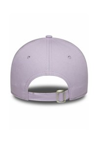 Cappello viola con visiera piatta e cinturino regolabile sul retro. Realizzato in tessuto liscio, presenta una parte superiore cucita e fori di ventilazione.