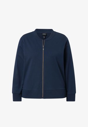 Granatowa kurtka bomberka z suwakiem z przodu, ściągaczem na kołnierzu, mankietach i dole, z długimi rękawami, prezentowana na białym tle.