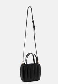 Borsa nera in pelle, con una forma strutturata, pieghe verticali, due manici superiori e una tracolla regolabile.