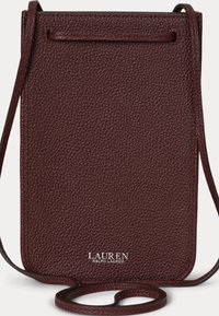 Burgundy nahkainen olkalaukku, jossa on teksturoitu pinta, olkahihna ja logotunnistus edessä. Kompakti suorakaiteen muotoinen.