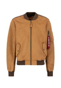 Chaqueta bomber de ante marrón con puños y dobladillo acanalados, presenta un cierre de cremallera en la parte delantera, bolsillos laterales y un bolsillo en la manga con detalle de etiqueta roja.