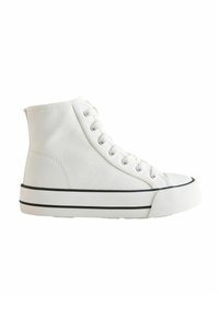 Witte hoge sneakers van canvas, met een ronde neus, zwarte rubberen zool en zwarte strepen langs de middenzool. Veters aan de voorkant.